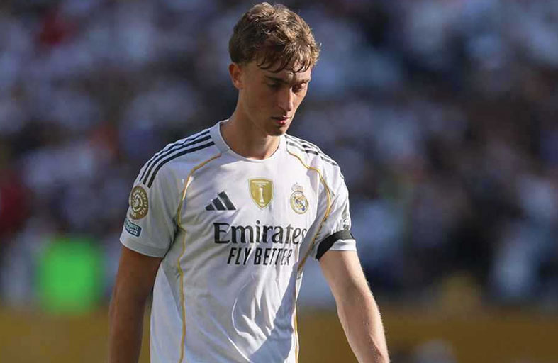 «سخروا مني».. هويسن يكشف رد فعل لاعبي برشلونة على انتقاله لريال مدريد