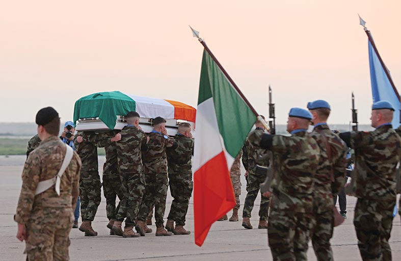 مراسم تأبين في مطار بيروت لجندي إيرلندي قتل في جنوب لبنان