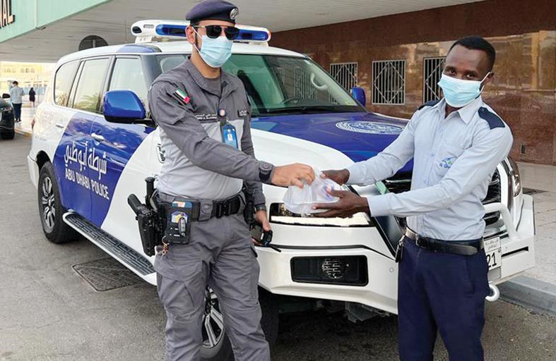 مراكز شرطة العاصمة توزع وجبات الإفطار على العاملين في المواقع العامة