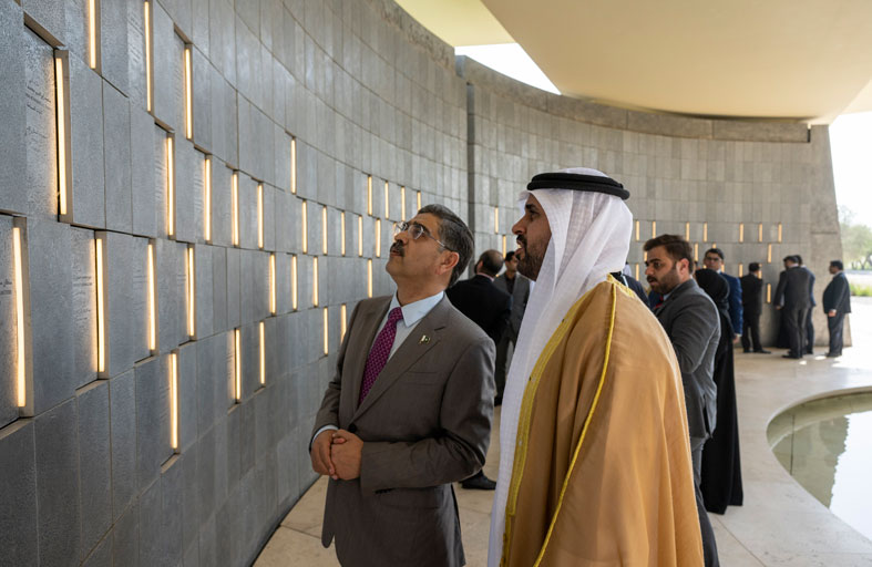 ذياب بن محمد بن زايد يستقبل رئيس وزراء باكستان في واحة الكرامة