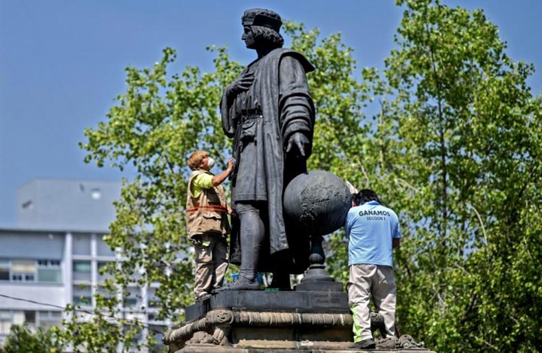 تمثال لامرأة محلّ نصب كولومبوس 