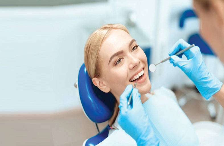 طبيبة تحدد أعراضاً تلزم بمراجعة طبيب الأسنان