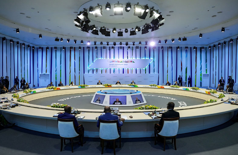 من بيونغيانغ لإفريقيا.. حراك روسي يكسر العزلة ويقلق الغرب