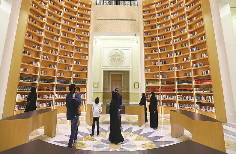أبوظبي للغة العربية يثري مكتبة قصر الوطن بعناوين قيمة من هارتموت فندريش
