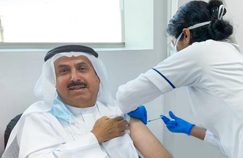 صقر غباش يتلقى اللقاح المضاد لفيروس كورونا