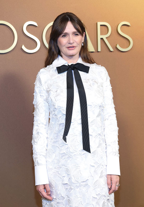 الممثلة البريطانية إيميلي مورتيمر لدى حضورها حفل توزيع جوائز الحكام السادس عشر في أوفايشن هوليوود. ا ف ب