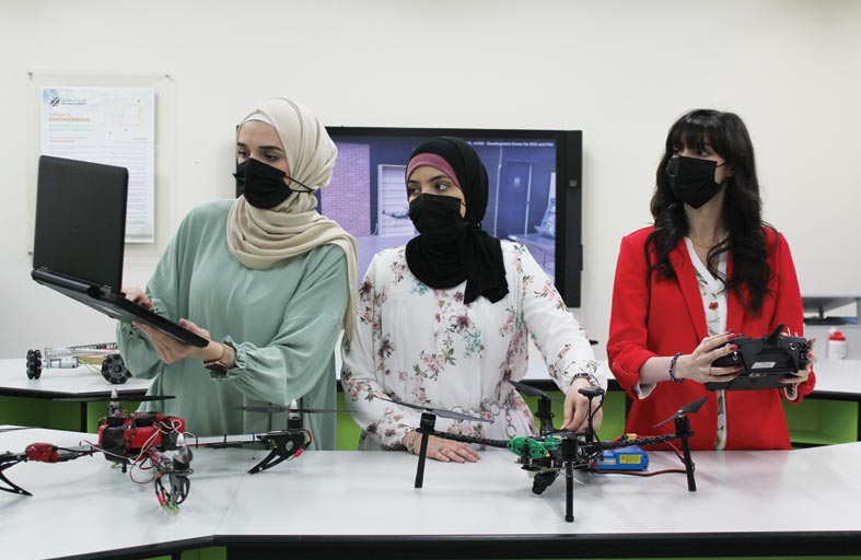 طلبة جامعة أبوظبي يفوزون بالنسخة الثالثة من مسابقة «الروبوت» 