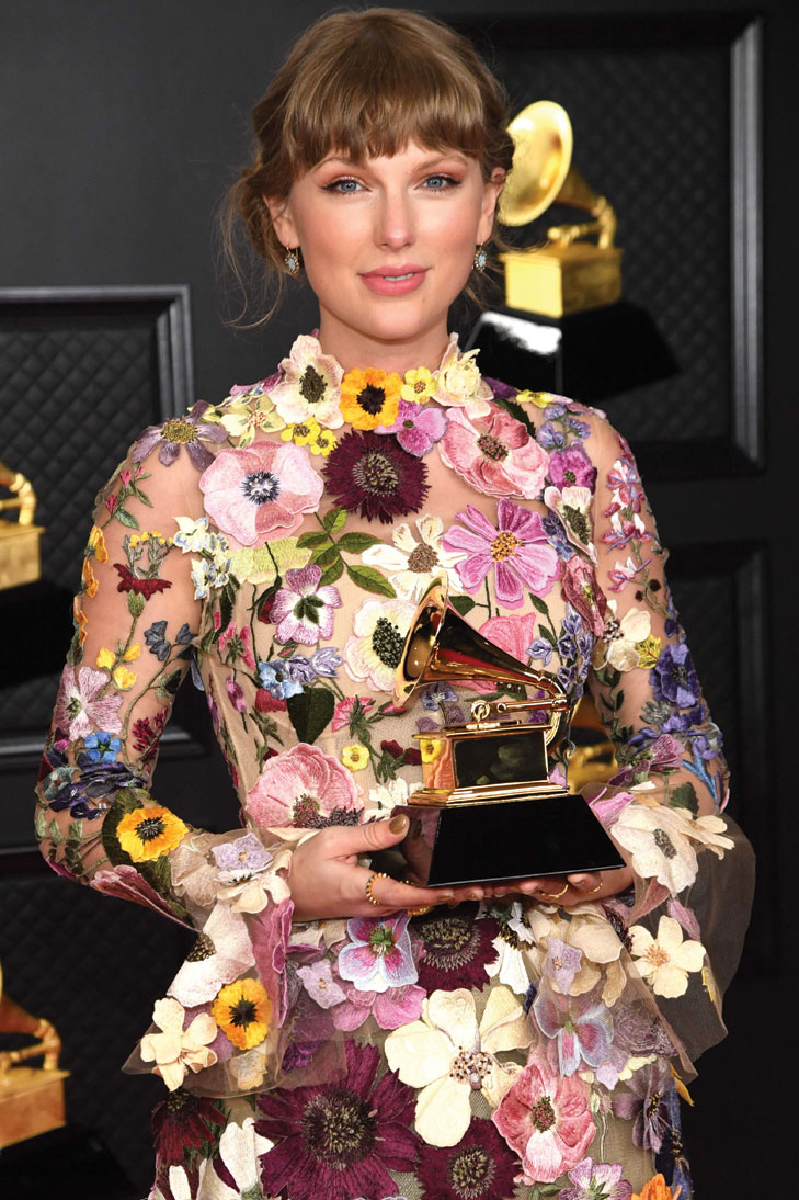 المغنية وكاتبة الأغاني الأمريكية تايلور سويفت، الحائزة على جائزة ألبوم العام ، في غرفة الإعلام خلال حفل توزيع جوائز GRAMMY السنوي الثالث والستين في مركز لوس أنجلوس. ا ف ب