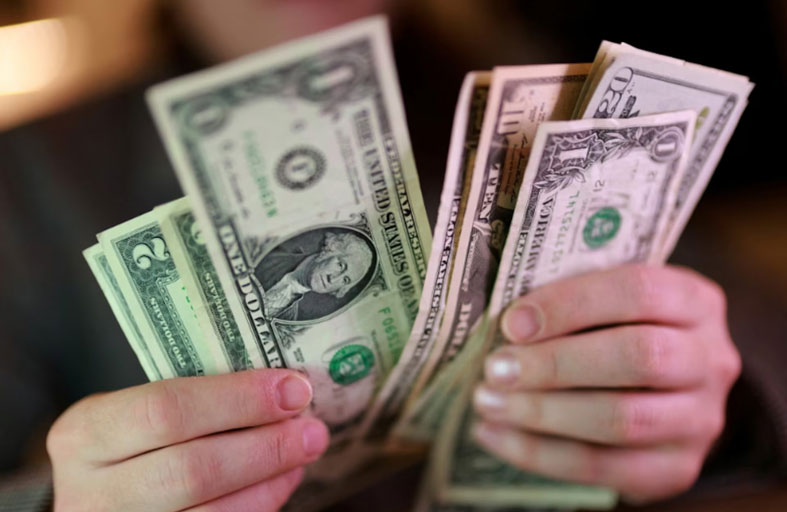 الدولار يتجه لتسجيل خسائر أسبوعية والتركيز على محادثات أمريكا وإيران