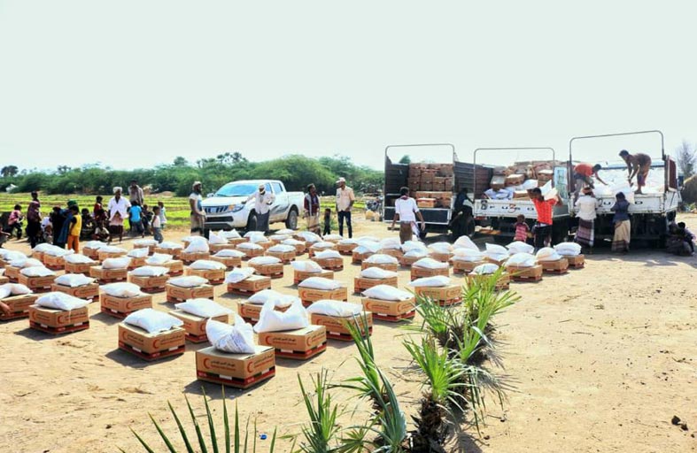 بدعم من الإمارات.. الهلال يوزع 16 طنا من المساعدات الإغاثية على النازحين في الساحل الغربي اليمني