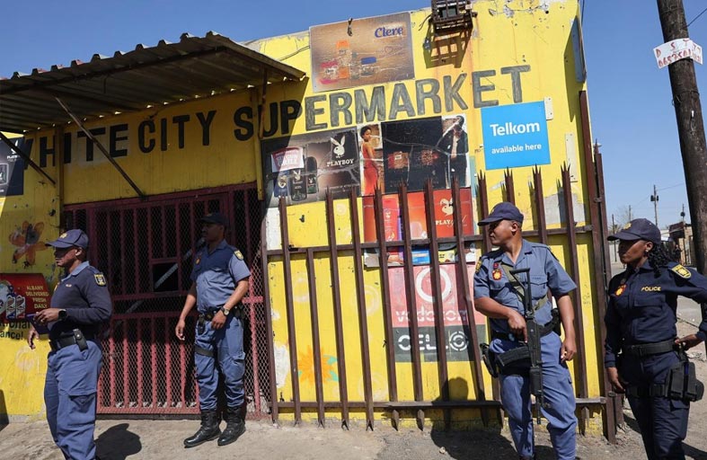 جنوب إفريقيا ترحّل 95 ليبيا أوقفوا في معسكر تدريب 