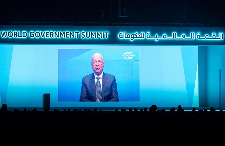 كلاوس شواب: العالم يمر بمنعطف تاريخي وتعاون الحكومات ضرورة لاستعادة الثقة ومواجهة التحديات