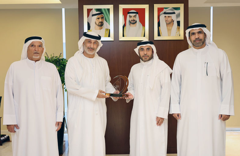 دبي البحري يكرم الإدارة العامة للدفاع المدني