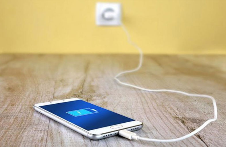 تنهي حياة زوجها بسبب «شاحن المحمول»