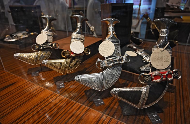 معرض أبوظبي للصيد يكشف إجراءات شراء وبيع السكاكين والأقواس والسهام