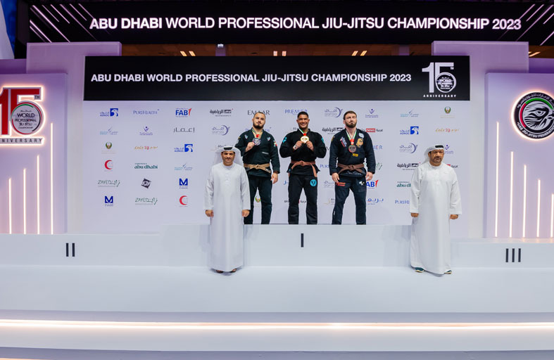 تألق لافت لأبطال الإمارات في منافسات فئة المحترفين للحزامين 