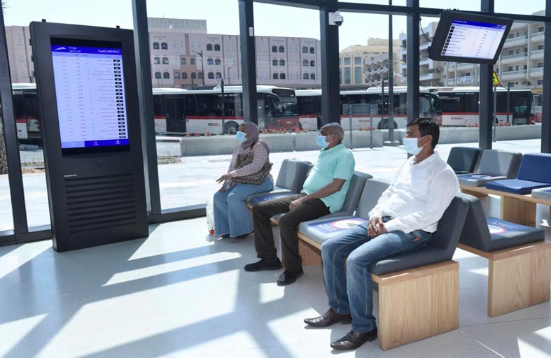 طرق دبي تبدأ تركيب 151 شاشة ذكية للتحديث الفوري لمواعيد الحافلات العامة