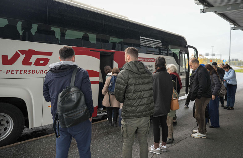 «طوابير الروس» تغلق طرقا.. ومكتب التجنيد على الحدود