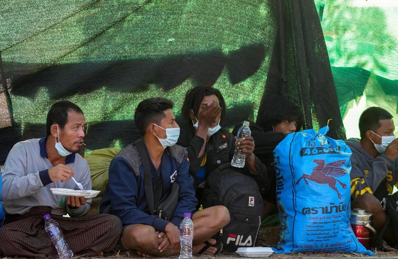 تايلاند تعيد لاجئين إلى ميانمار مع استمرار الاشتباكات 