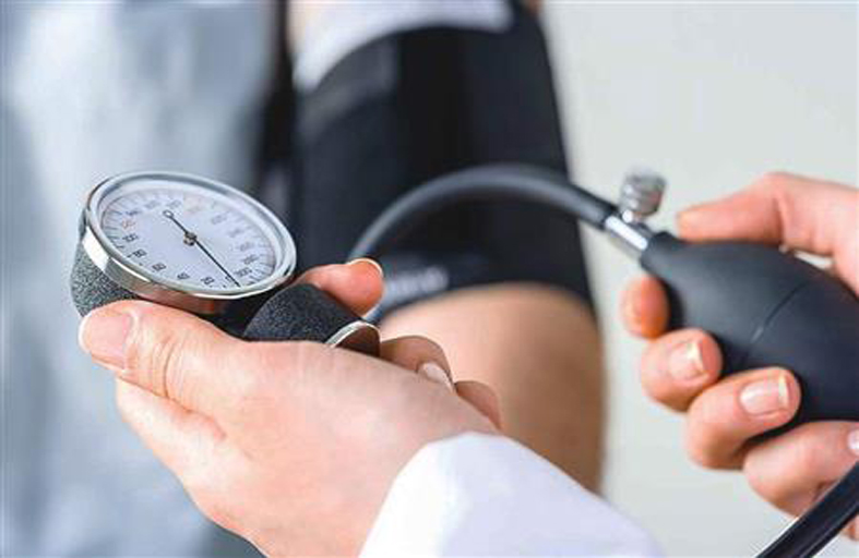 طبيب يوصي بخمسة أطعمة يمكن أن تخفض ضغط الدم!