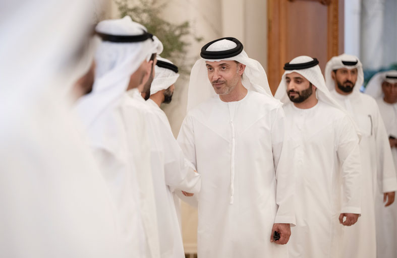 هزاع بن زايد يستقبل الشيوخ والمسؤولين والمواطنين في برزة قصر المقام في منطقة العين 