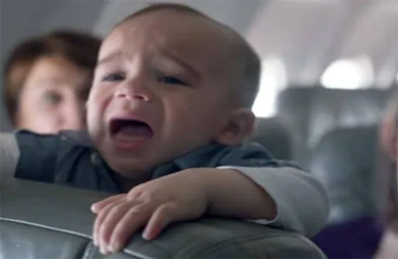 ماذا تفعل عند وجود طفل يبكي على الطائرة؟