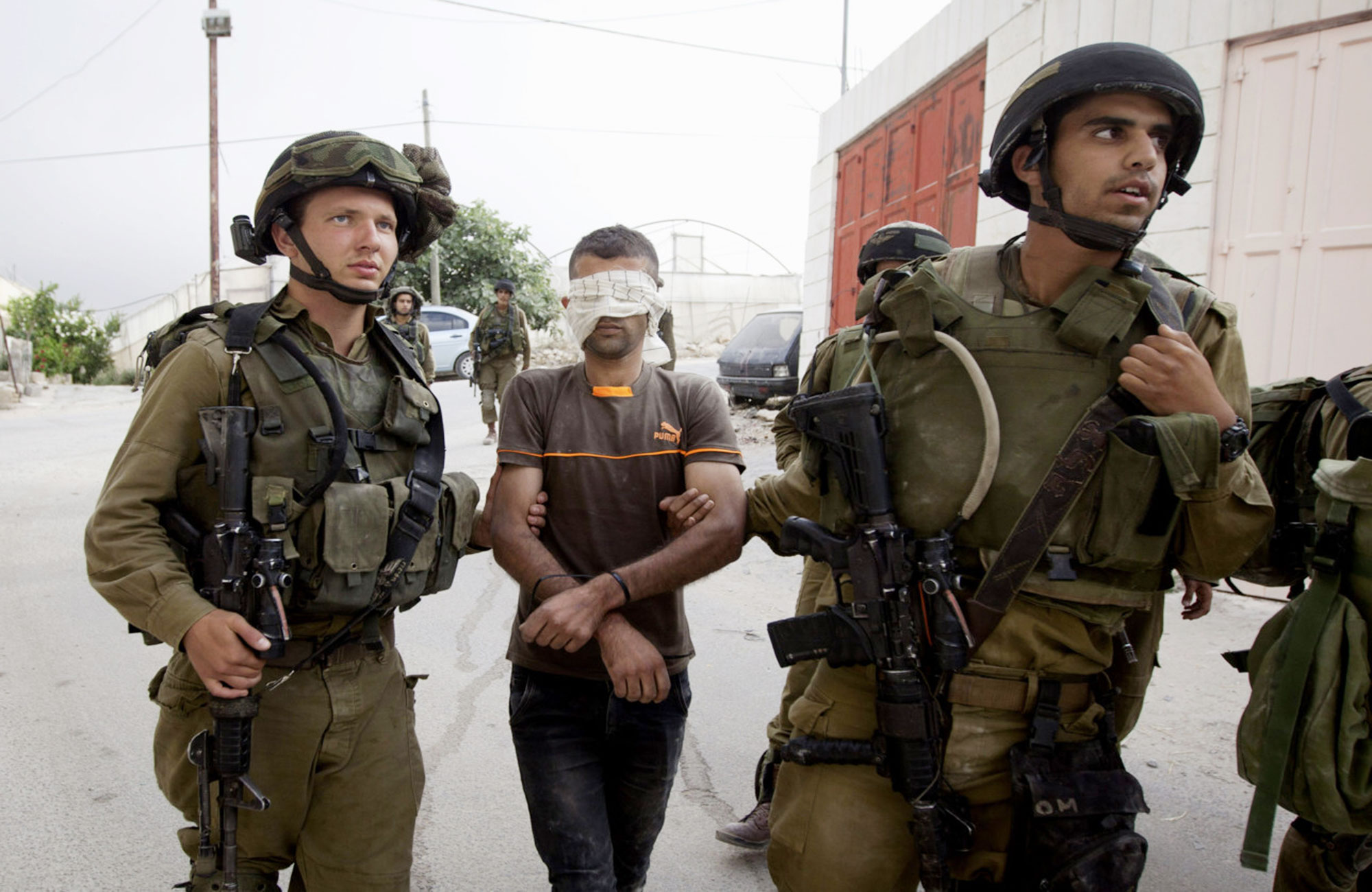 الاحتلال يعتقل فلسطينيين بالضفة و يستهدف صيادي غزة