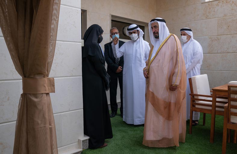 حاكم الشارقة يتفقد سكني طلاب وطالبات جامعة خورفكان