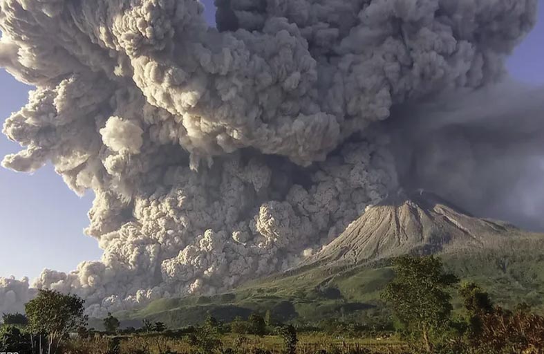 ثوران بركان في إندونيسيا