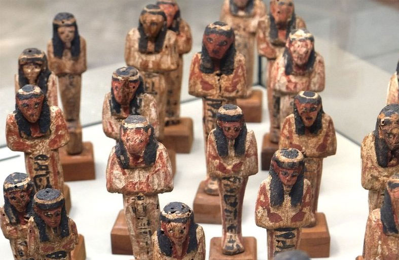 يحول منزله إلى «وكر صفقات» سري لبيع الآثار