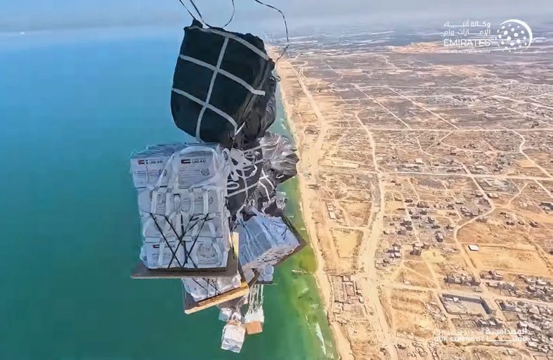 الإمارات تنفذ الإنزال الجوي الـ64 للمساعدات ضمن عملية «طيور الخير» وتُدخل 45 شاحنة غذائية إلى غزة 