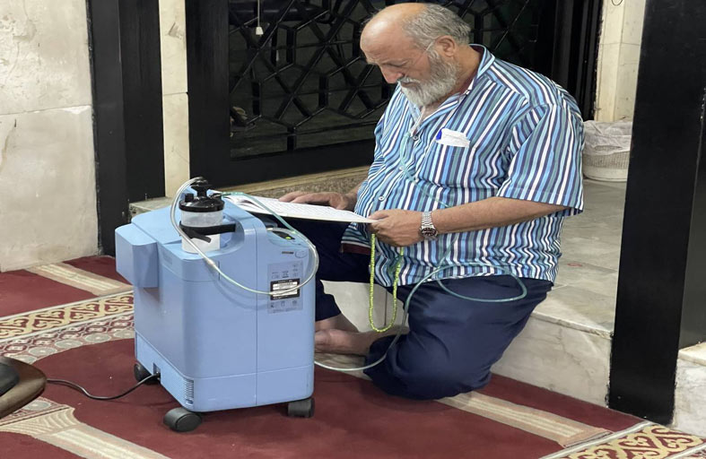  رجل يلجأ إلى مسجد في بيروت لتشغيل آلة الأكسجين