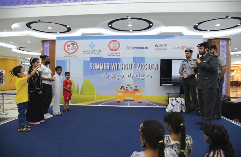 شرطة أبوظبي تنظم معرضًا توعويًا ضمن حملة صيف بلا حوادث