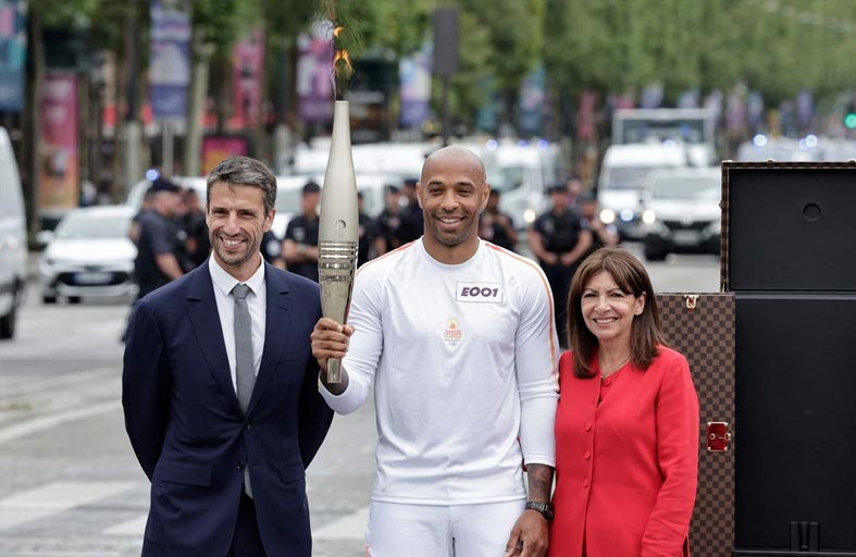 الشعلة الأولمبية تبدأ رحلتها في باريس 