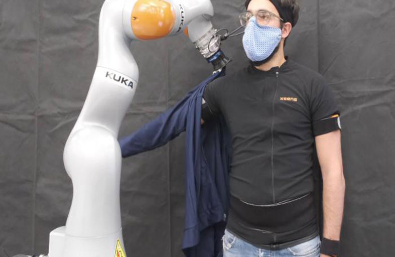 روبوت يساعدك في ارتداء ملابس بأكمام