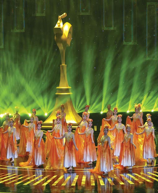 راقصون يؤدون خلال حفل توزيع جوائز China Golden Rooster Nominee في شيامن بمقاطعة فوجيان بشرق الصين. ا ف ب