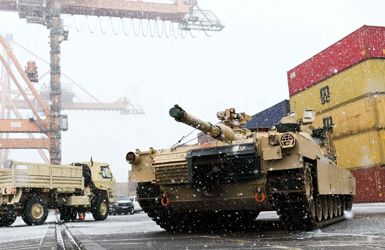 المدرعات تصل أوكرانيا.. كيف ستواجه موسكو «سترايكر» الأميركية