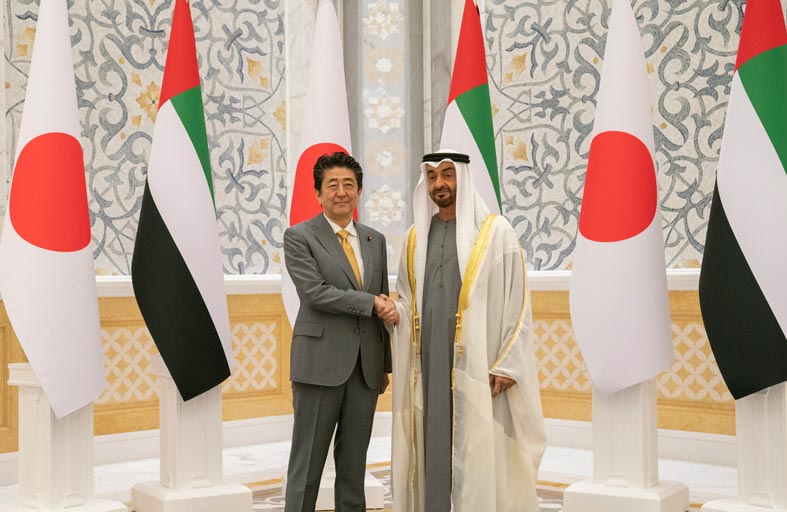 محمد بن زايد يبحث مع رئيس وزراء اليابان العلاقات الثنائية والأوضاع في منطقتي الخليج العربي والشرق الأوسط والقضايا الإقليمية والدولية 