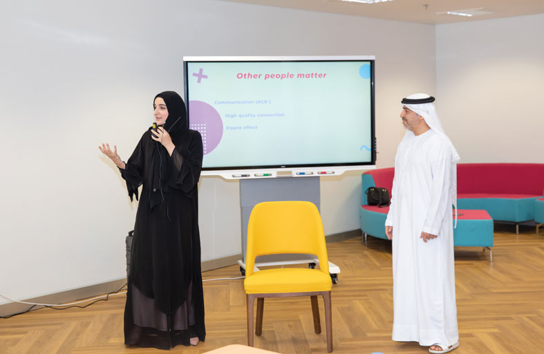 مركز الإمارات لأبحاث السعادة يناقش رفع أهمية الموظف عند المدراء ودوره في تحسين جودة الحياة في بيئة العمل