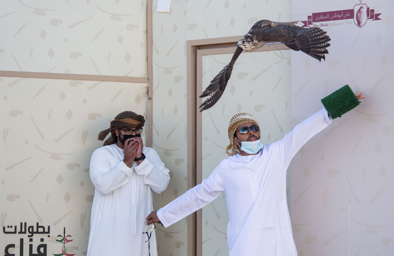دوري الإمارات للصيد بالصقور ينطلق من قلب «بطولة فزاع»