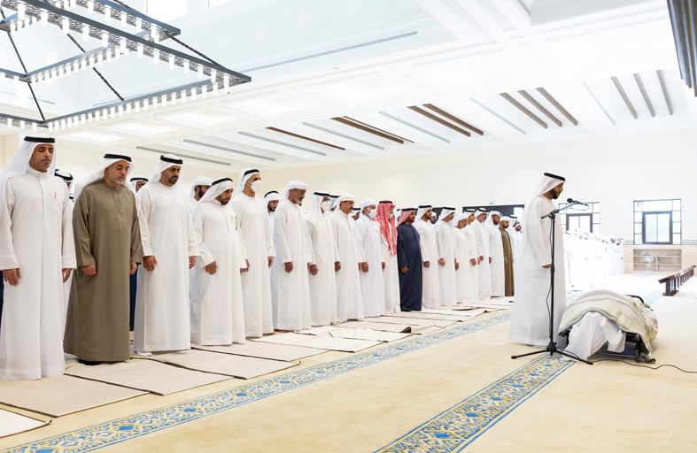 الشيوخ والمواطنون يؤدون صلاة الجنازة على الشيخة مريم الفلاسي 