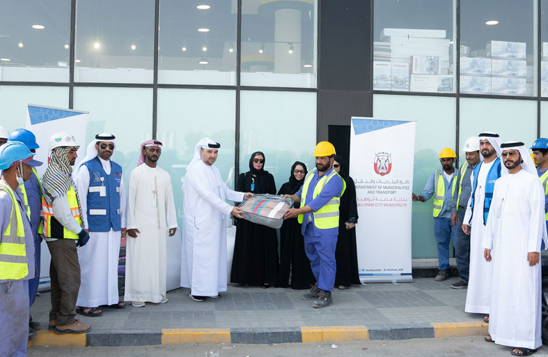 بلدية مدينة أبوظبي تسعد العمال بمبادرة «شتاء دافىء» 
