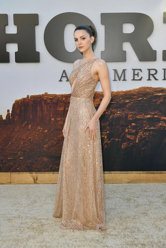 الممثلة البريطانية إيلا هانت لدى حضورها العرض الأول لفيلم  Horizon: An American Saga Chapter 1  في ويستوود، كاليفورنيا. (ا ف ب)