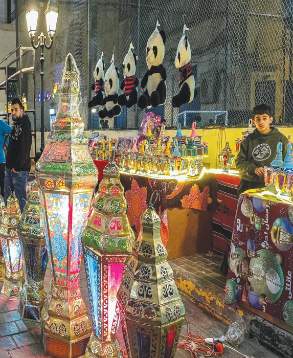 بائع يبيع فوانيس رمضان في البلدة القديمة بالعاصمة الليبية طرابلس. (ا ف ب)