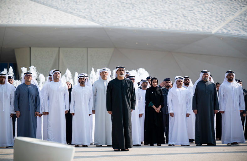 خالد بن محمد بن زايد يرفع علم الدولة أمام متحف زايد الوطني احتفاءً بيوم العلم 