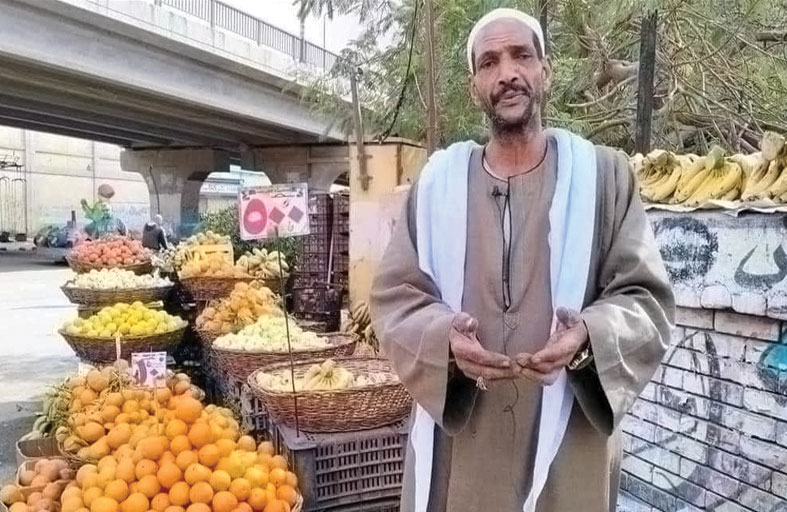 عم ربيع يخطف القلوب بعد فيديو البرتقال إلى غزة