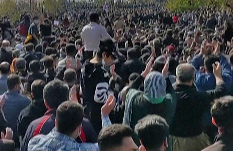 قمع الاحتجاجات يدعم رئيسي لخلافة خامنئي