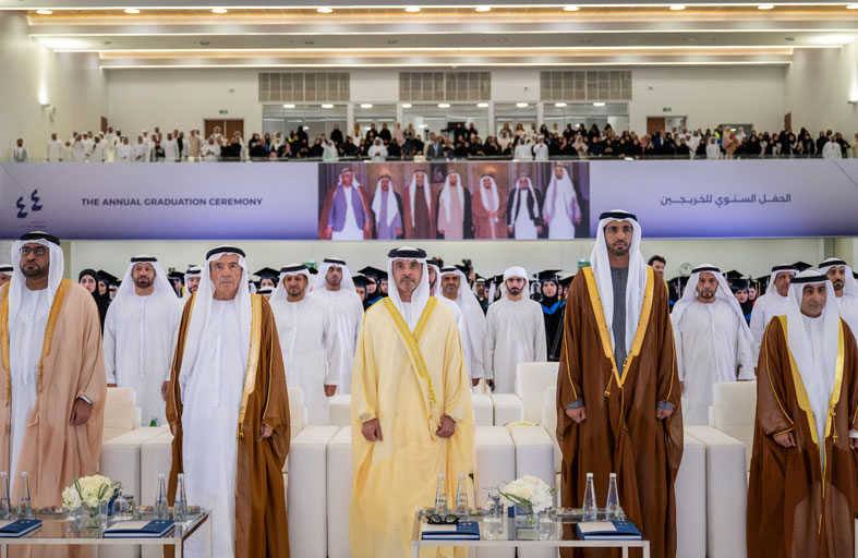 هزاع بن زايد يشهد حفل تخريج الدفعة الـ44 من طلبة جامعة الإمارات 