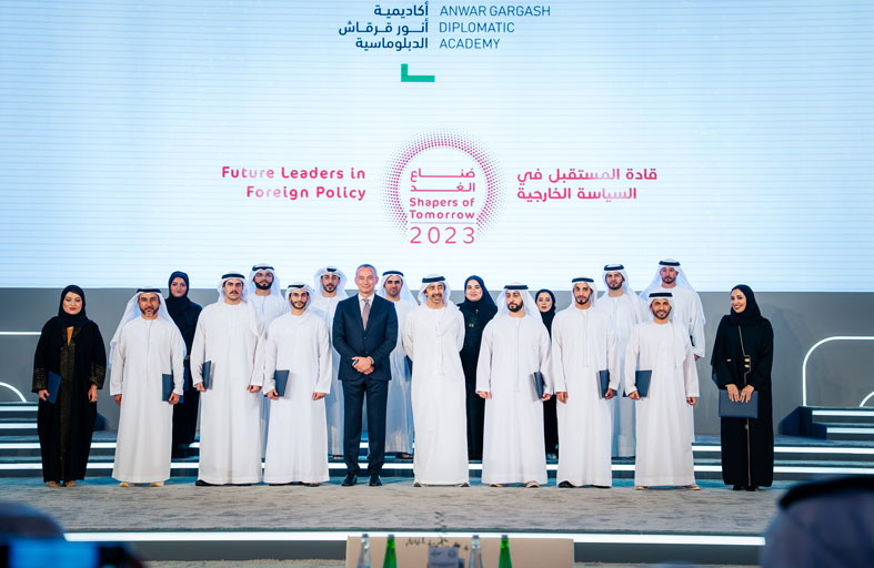 عبدالله بن زايد يشهد تخريج دفعة «صُنّاع الغَد» من أكاديمية أنور قرقاش الدبلوماسية 