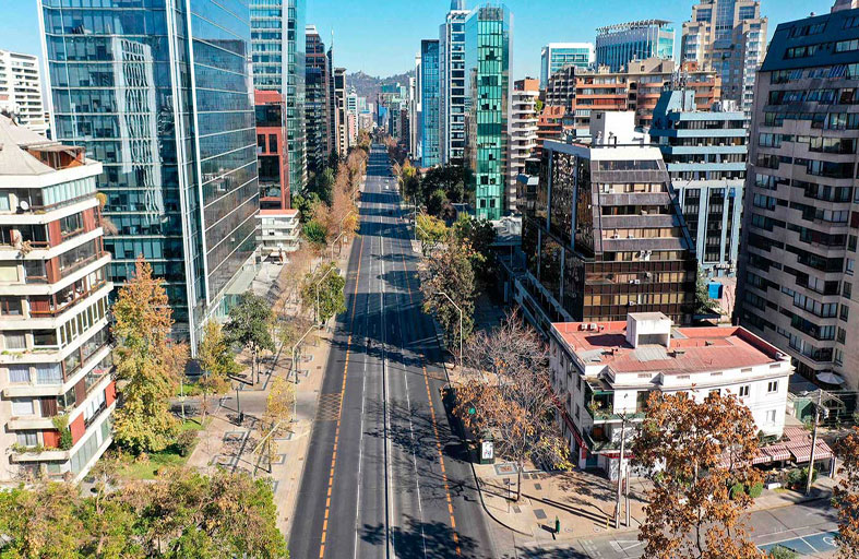 ارتفاع حالات كورونا يفرغ شوارع العاصمة التشيلية  